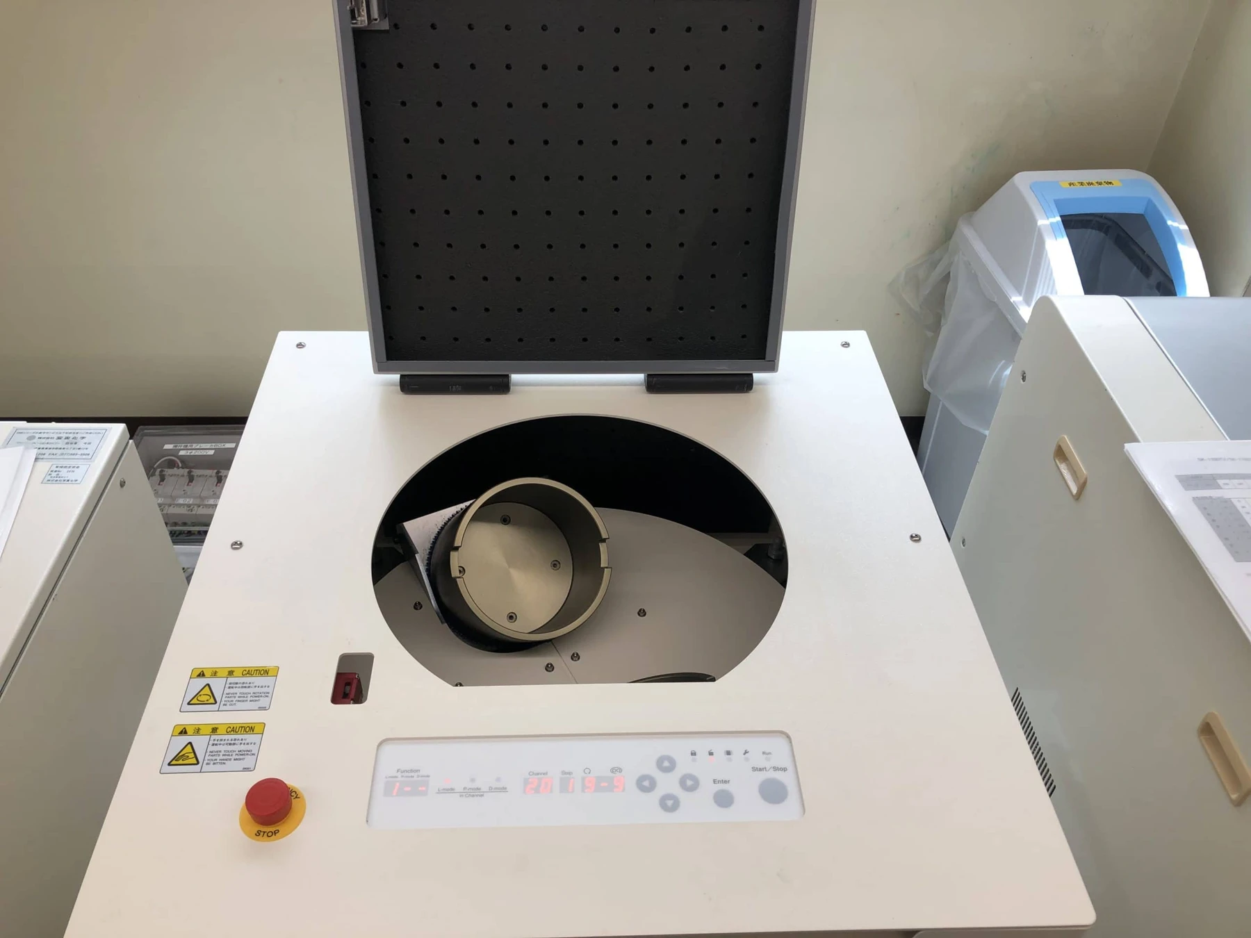 Shashin Kagaku Kakuhunter SK-2000T Planetary Centrifugal Mixer for mixing and degassing viscous materials; representative family view: the mixer with the cover open in a lab