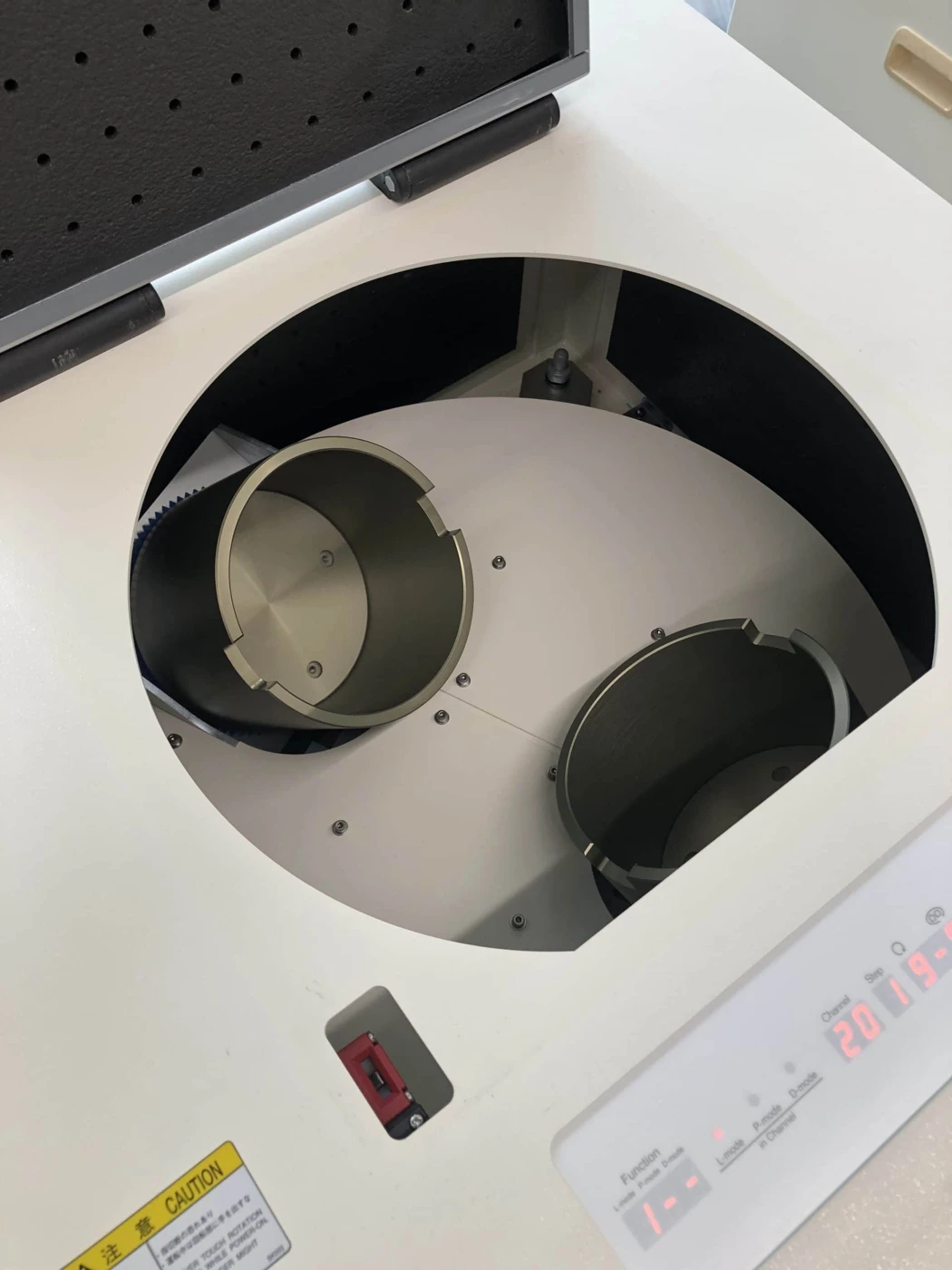 Shashin Kagaku Kakuhunter SK-2000T Planetary Centrifugal Mixer for mixing and degassing viscous materials; representative family view: Mixing chamber of the mixer