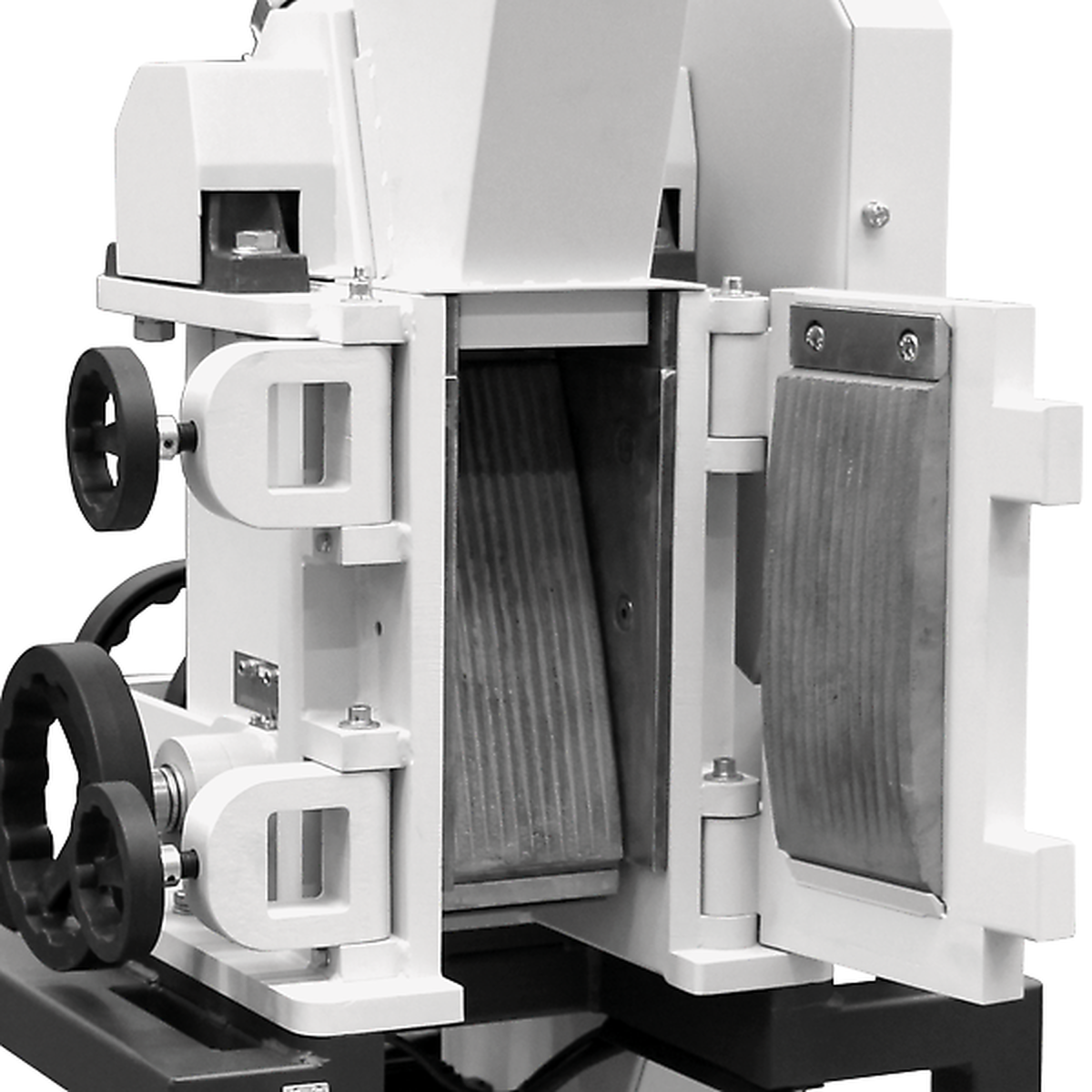 RETSCH jaw-crusher front-door chamber access for cleaning