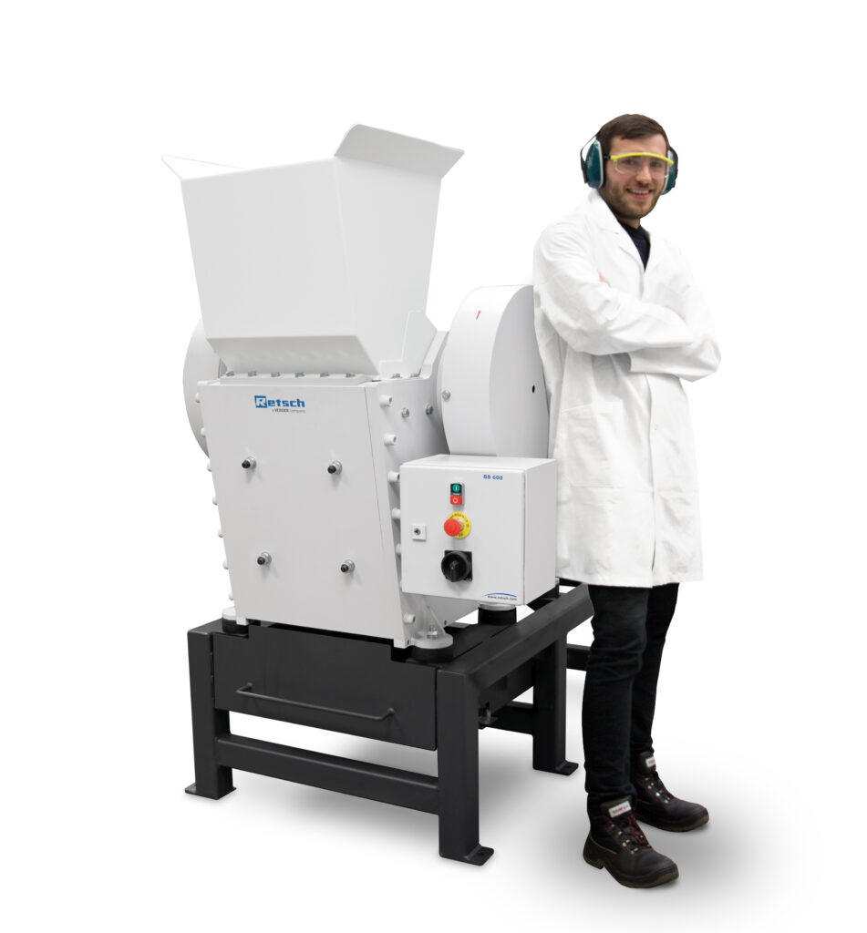 RETSCH BB 600 Jaw Crusher for crushing hard, brittle samples; operator beside the instrument