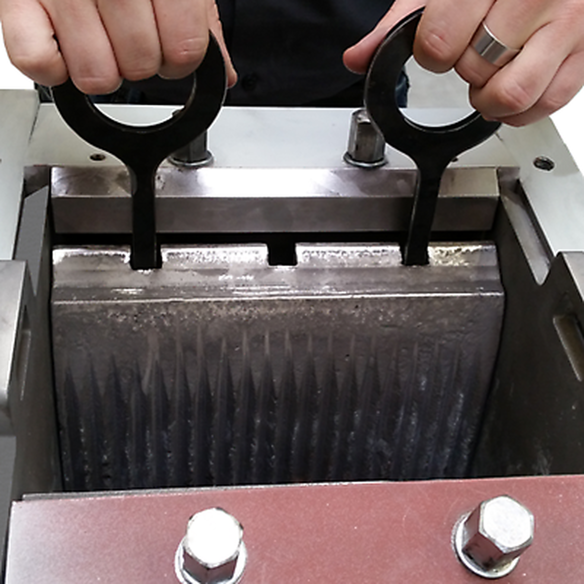 Breaking jaws of the Retsch BB 500 jaw crusher